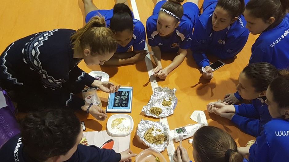 Las jugadoras de Sala Zaragoza aprenden a comer saludable