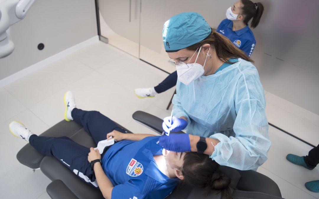 La plantilla revisa su salud dental en Policlínicas Nacar