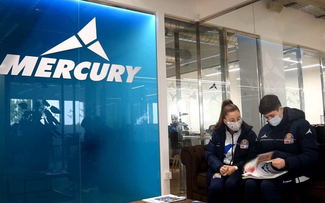 Antía y Mirian visitan la fábrica de Mercury, patrocinador técnico del club